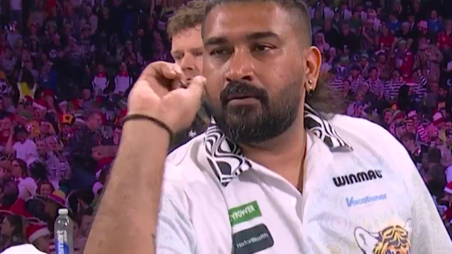 Extraordinary moment darts player hits 'Ally Pally wasp' with dart mid-flight