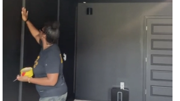 Woman Transforms Living Room Into Cinema In One Week