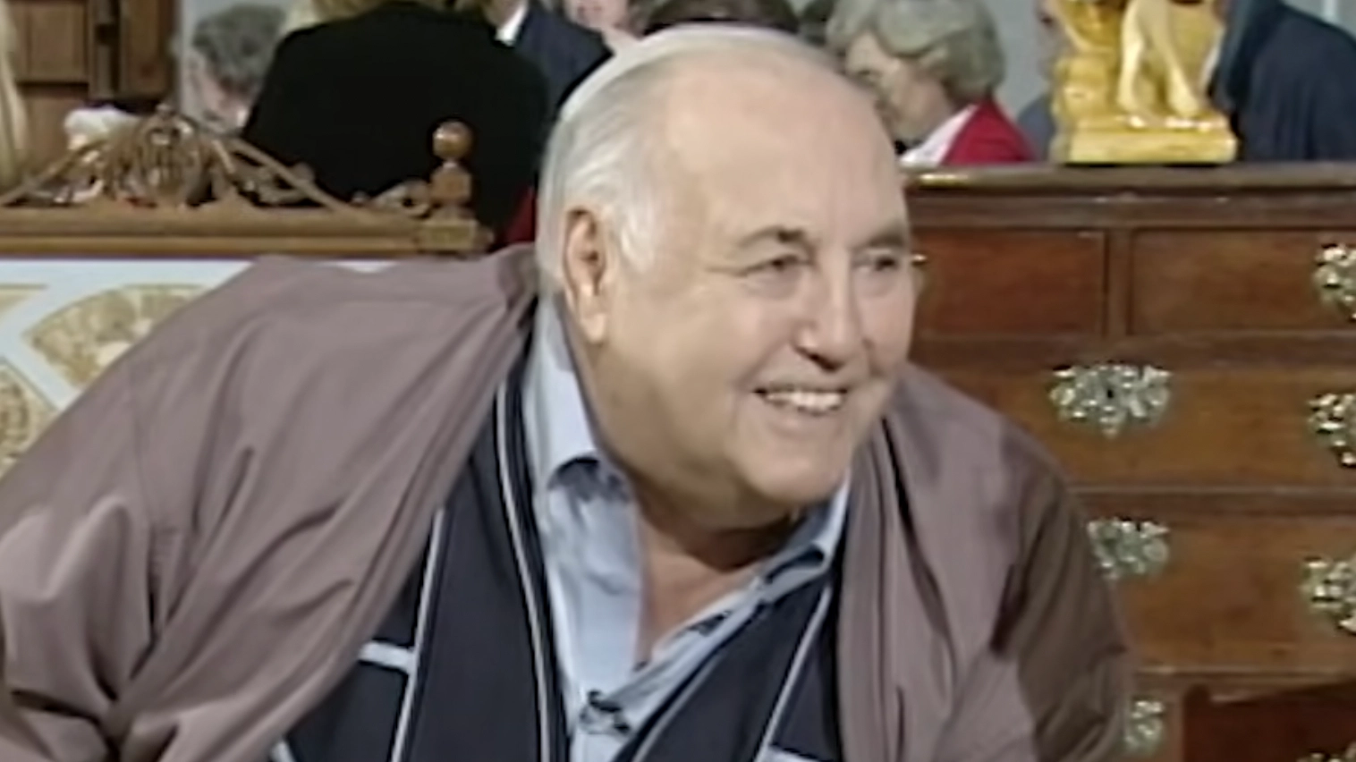 Antiques Roadshow guest shocked after finding out table was worth more than the house it was found in
