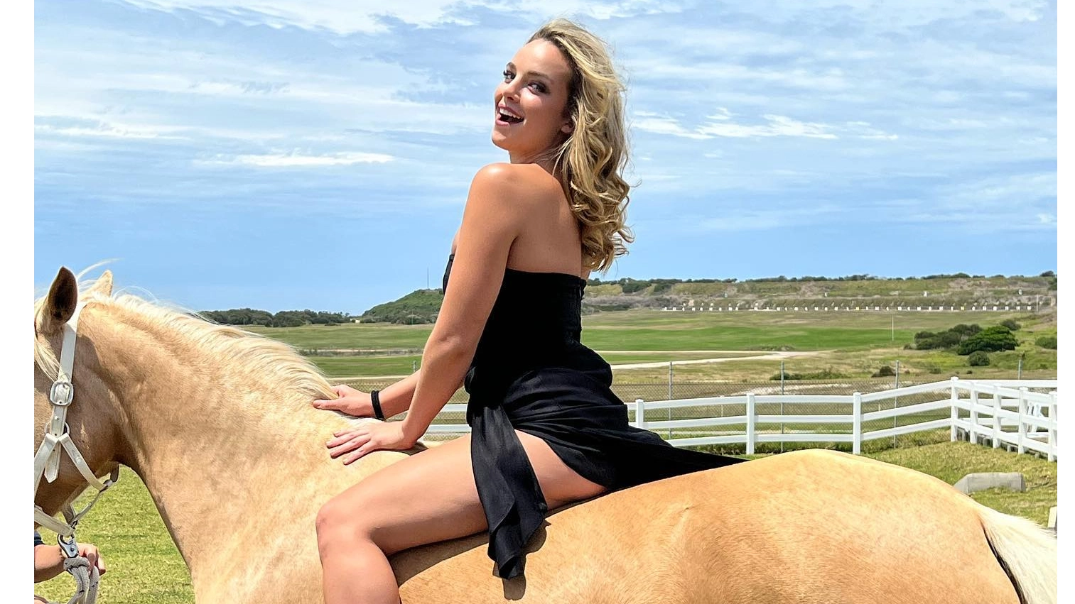 How much money does Abbie Chatfield make from social media posts?