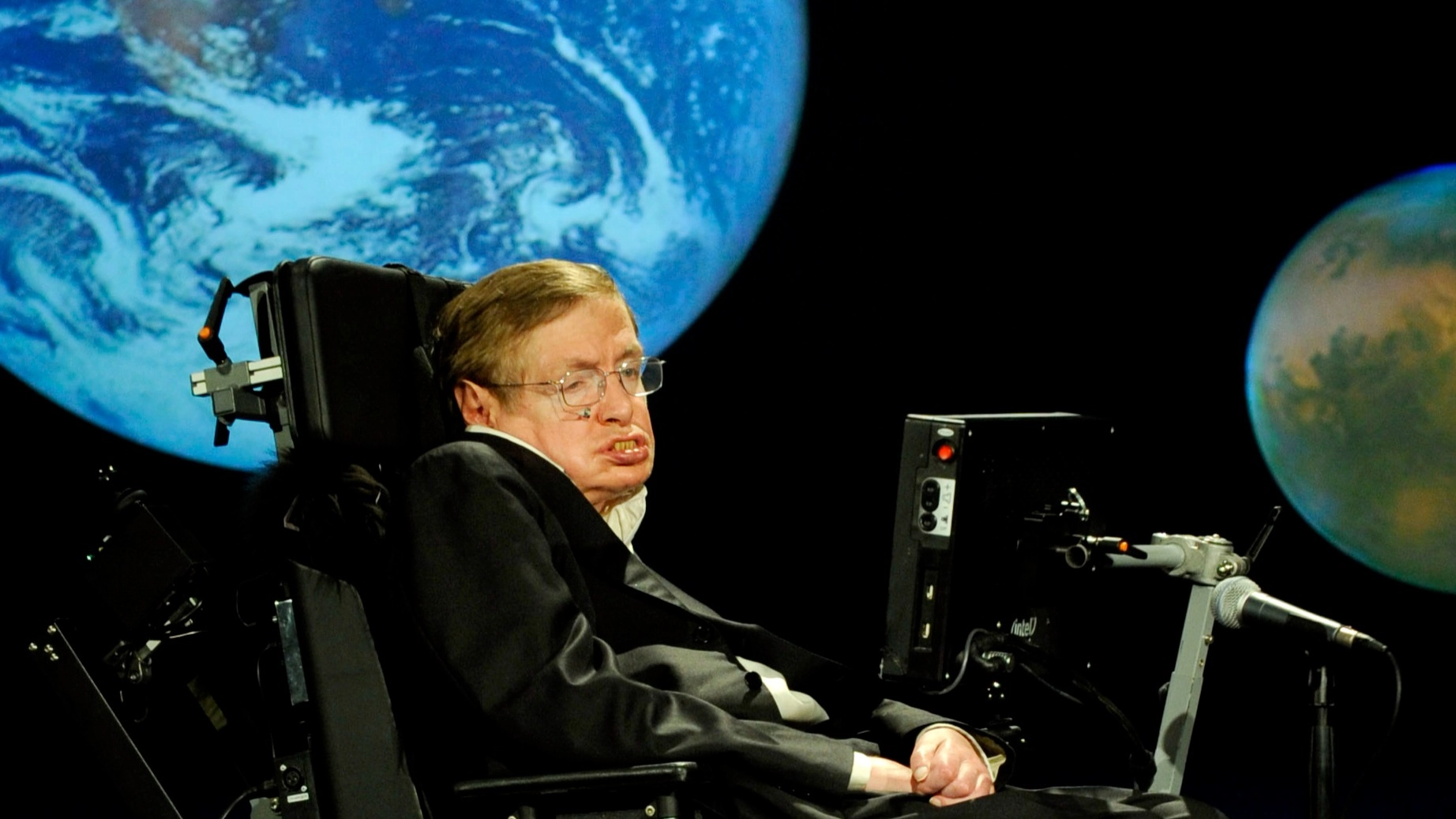 Stephen Hawking's chilling warning re-emerges as mysterious 'alien spaceship' could change course towards Earth