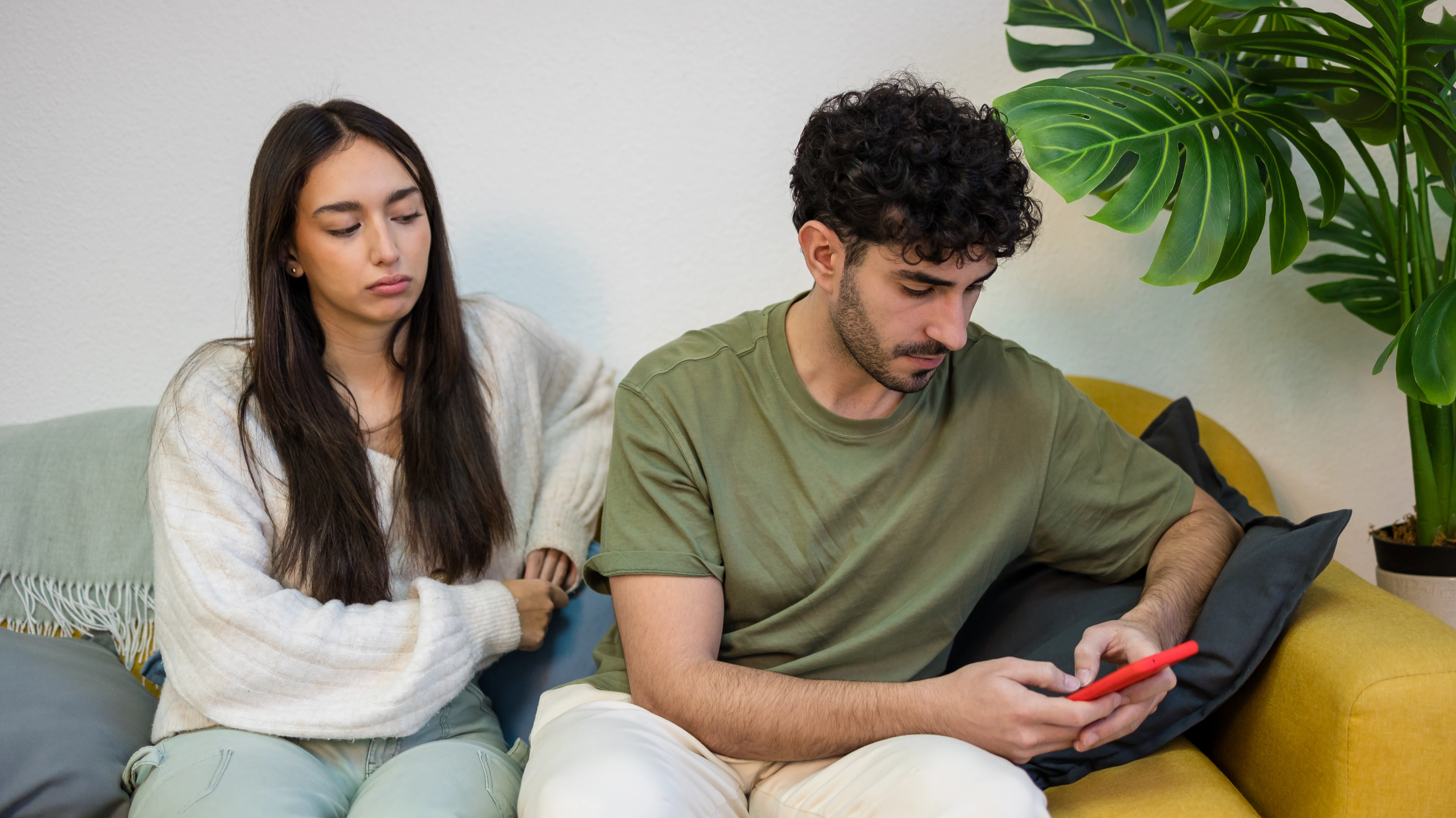 Psychologist explains the eight relationship signs that someone is going to cheat on you