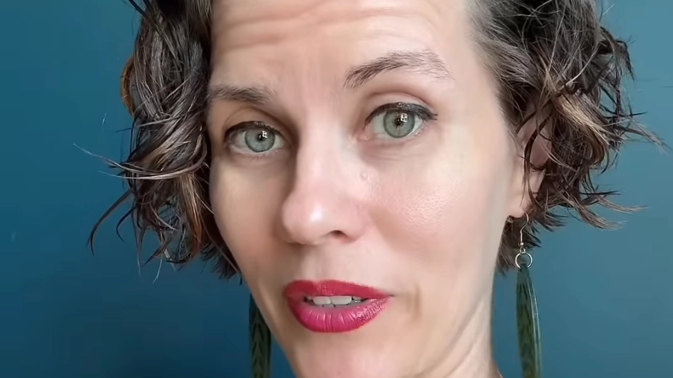Woman with multiple personalities explains what it's like to switch between them