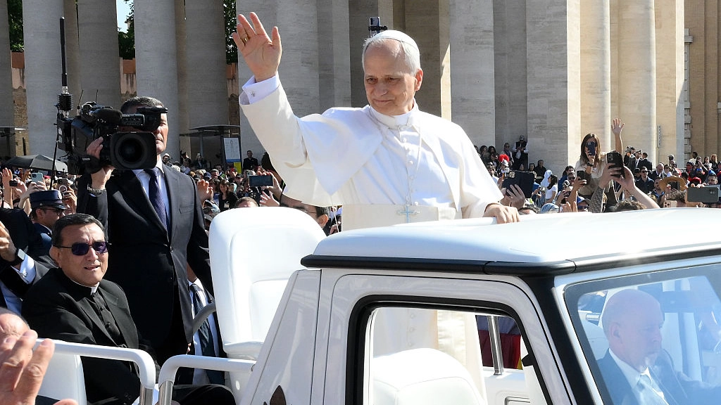 People spot hilarious shout from crowd as Pope Leo takes first ride in popemobile at inauguration