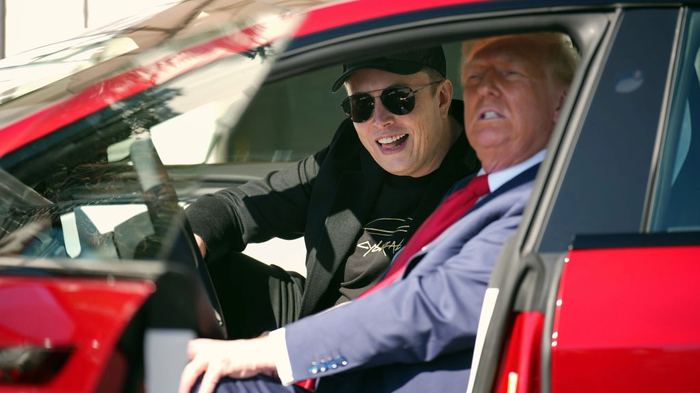 Photographer captures what was written on Donald Trump's bizarre note as he bought Tesla from Elon Musk