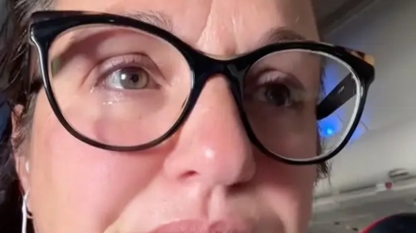 Plane passenger left in tears after spotting person next to her send body shaming text
