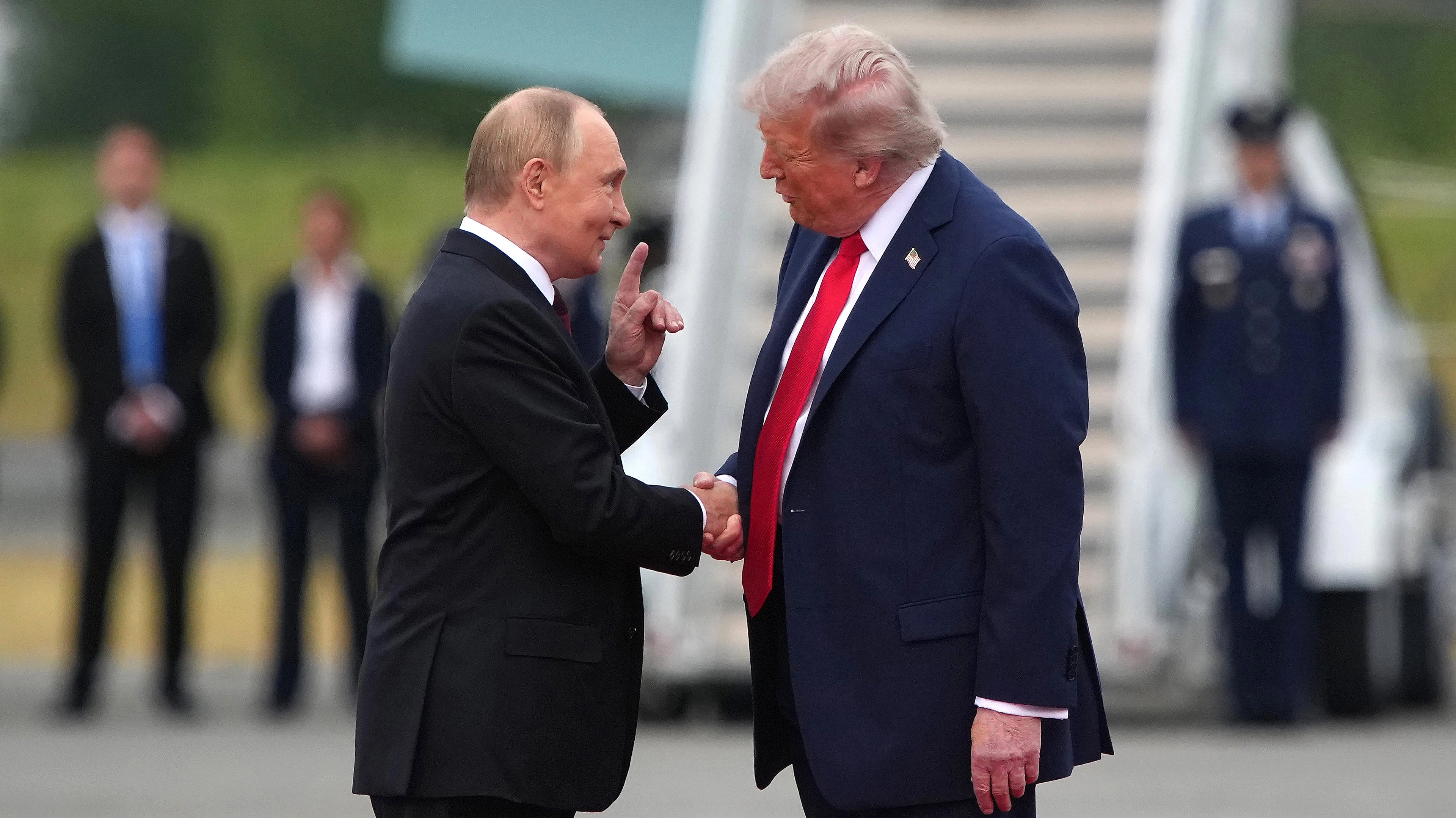 Body language expert shares major change from first greeting to mid-talk between Trump and Putin