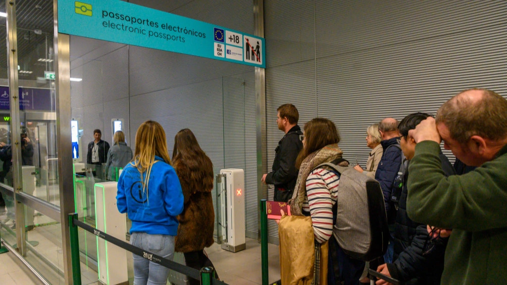 UK on verge of deal that will make travelling through airport much quicker for British passengers