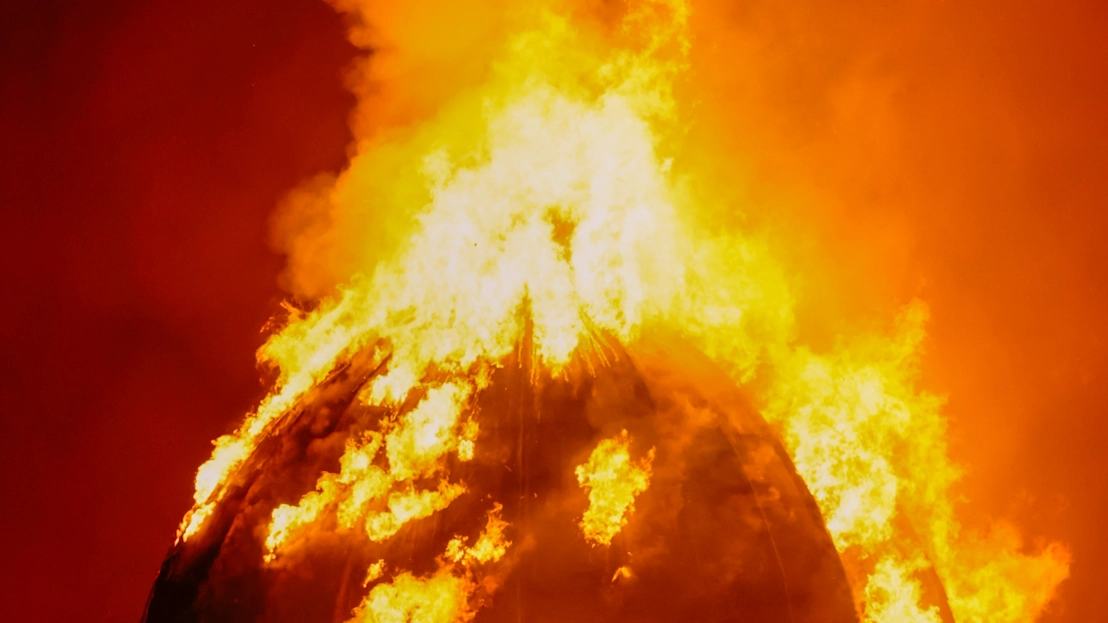 Huge vape shop blaze collapses building and closes one of UK's busiest train stations