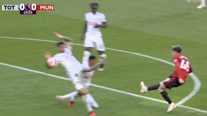 Fans left divided after Man United denied penalty against Tottenham Hotspur
