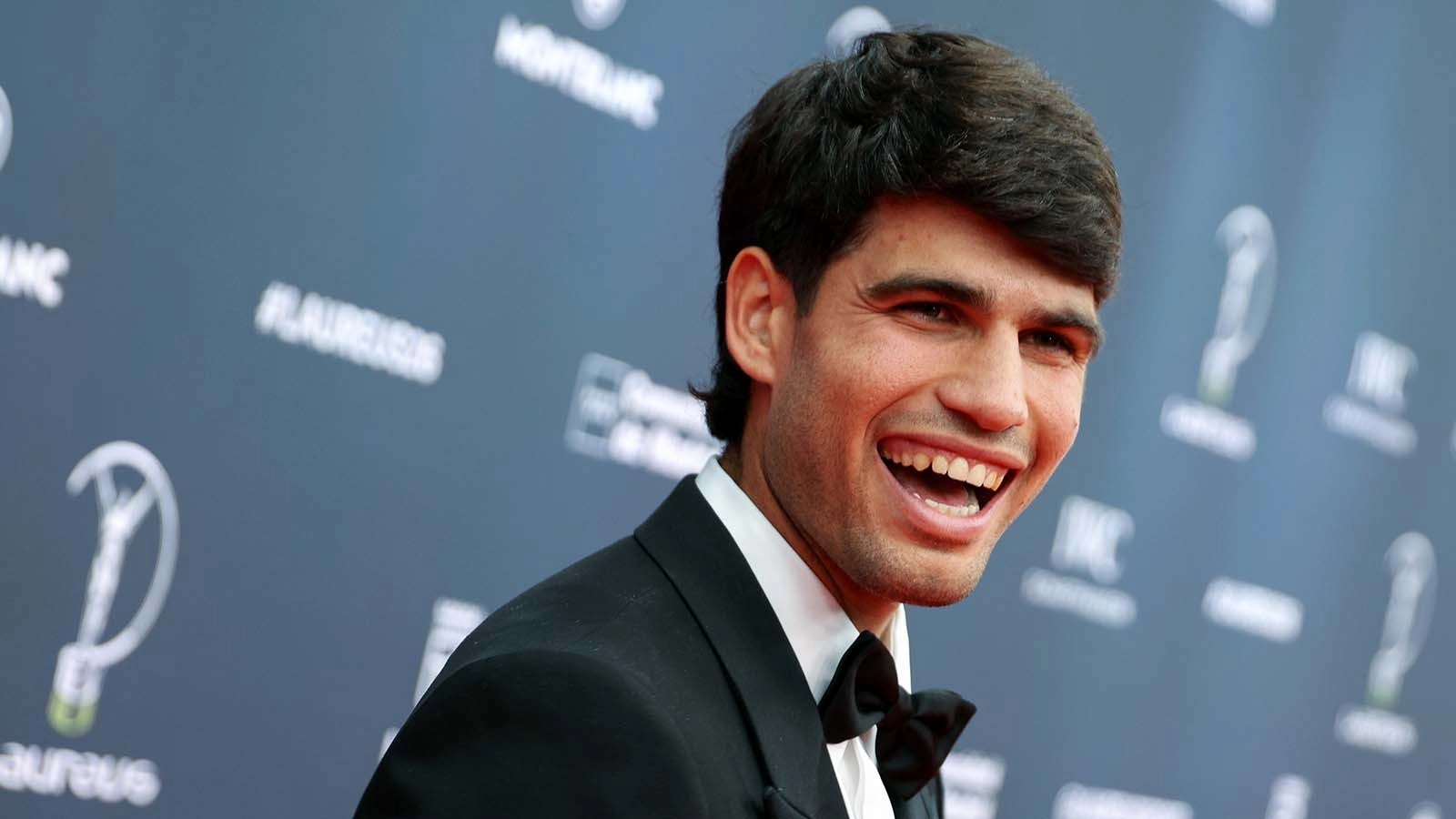Carlos Alcaraz gives pessimistic French Open update as he accepts award in wrist brace