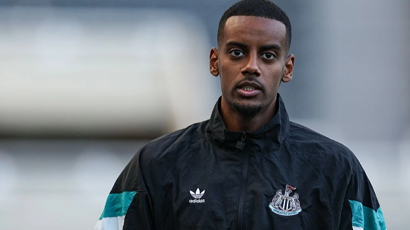 Alexander Isak private talks with manager revealed as Newcastle and Liverpool fans given 'tip' over transfer