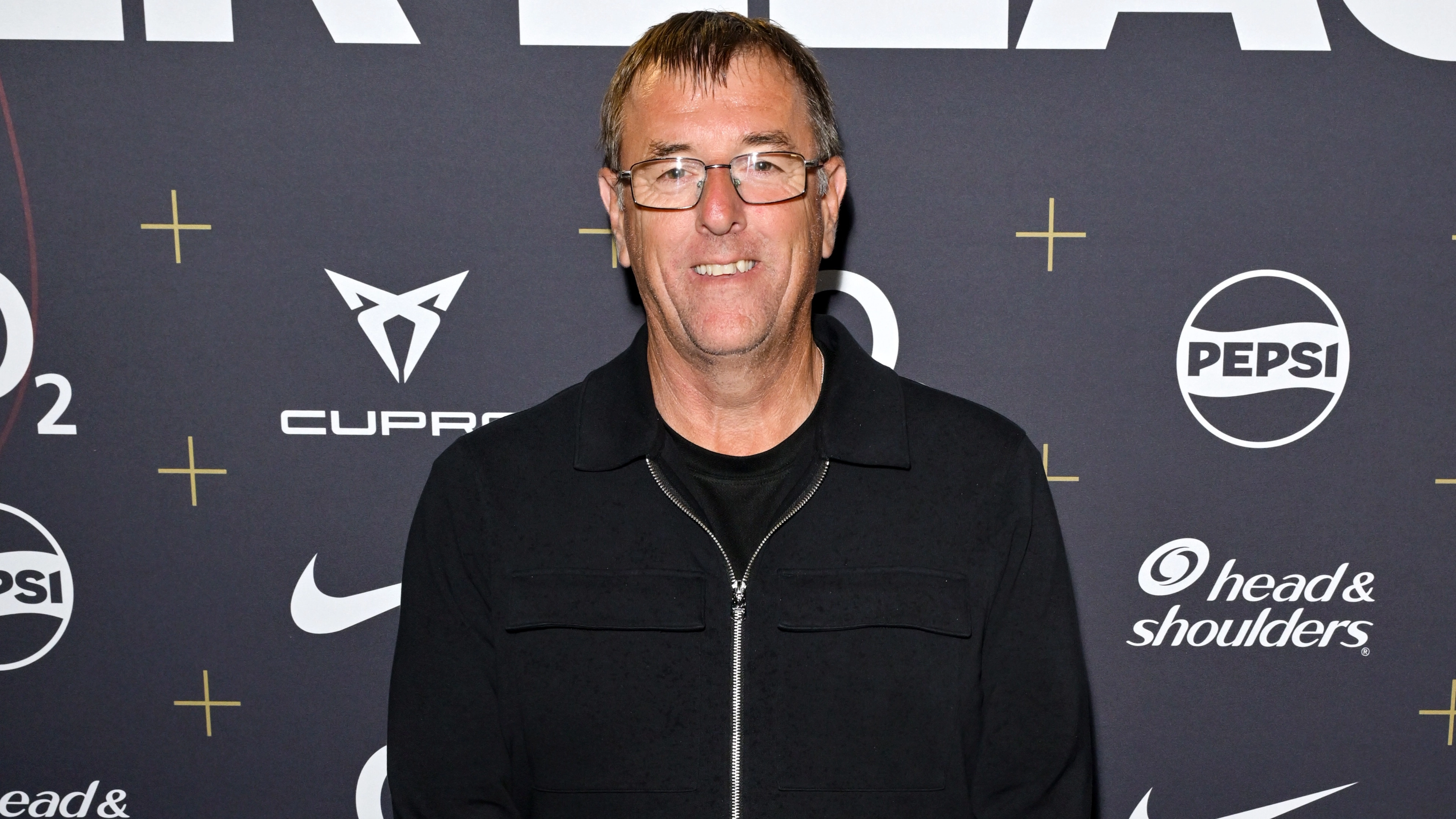 Matt Le Tissier loses head in 10-minute row with AI bot over plane contrails