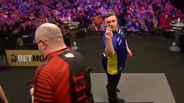 Darts fans can't believe what's just happened in Luke Littler's Premier League match against Stephen Bunting