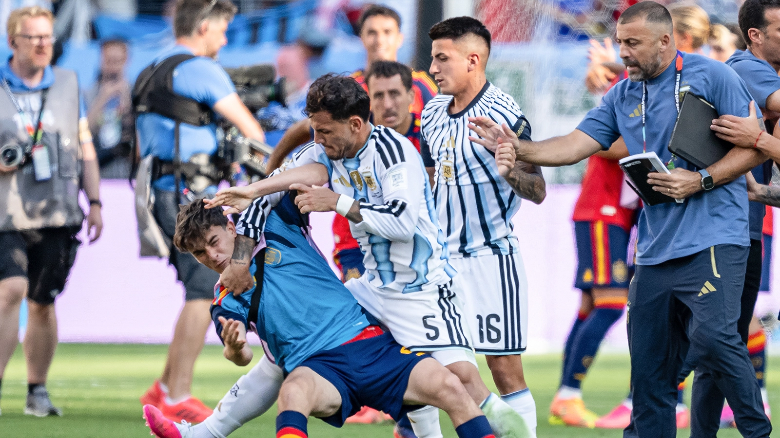New footage shows another disgusting act by Leandro Paredes that TV cameras missed