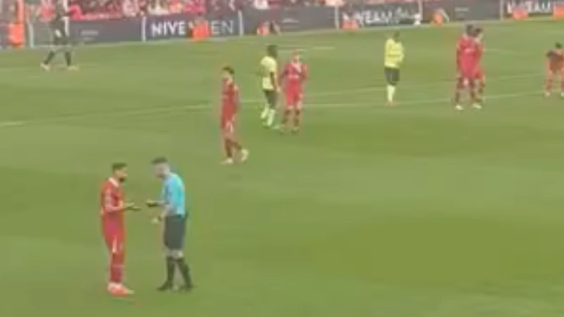 Quick thinking Mo Salah spotted intervening amid fear of points deduction over little known rule