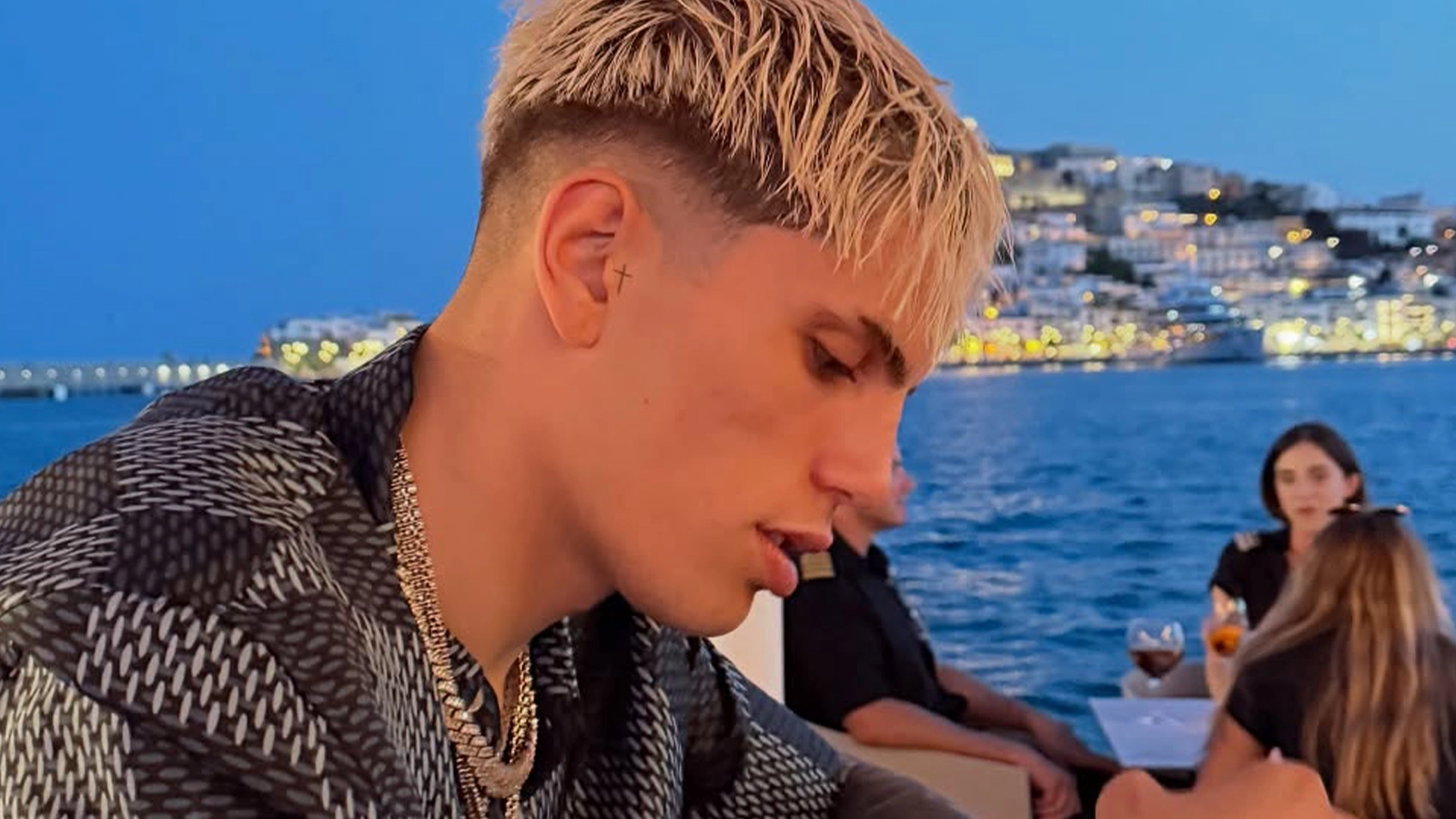 Alejandro Garnacho wears shirt of Man Utd's Premier League rival on holiday and it's got people talking