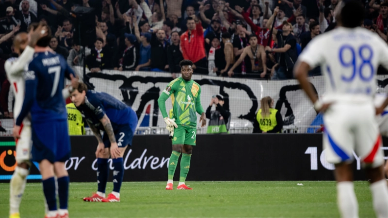 Journalist spots what Man Utd players did with Andre Onana after Lyon draw and it doesn't look good