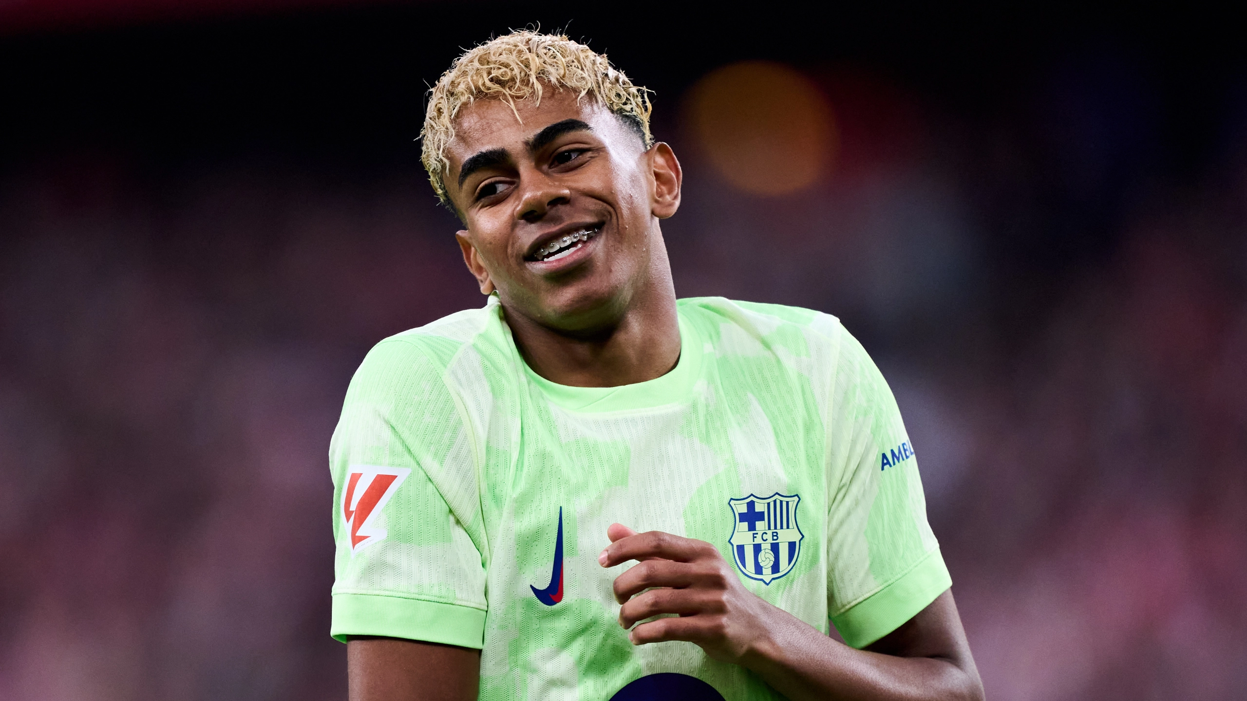 Fans lose their minds and say 'announce Yamal' after Barcelona superstar spotted in Premier League club's shirt