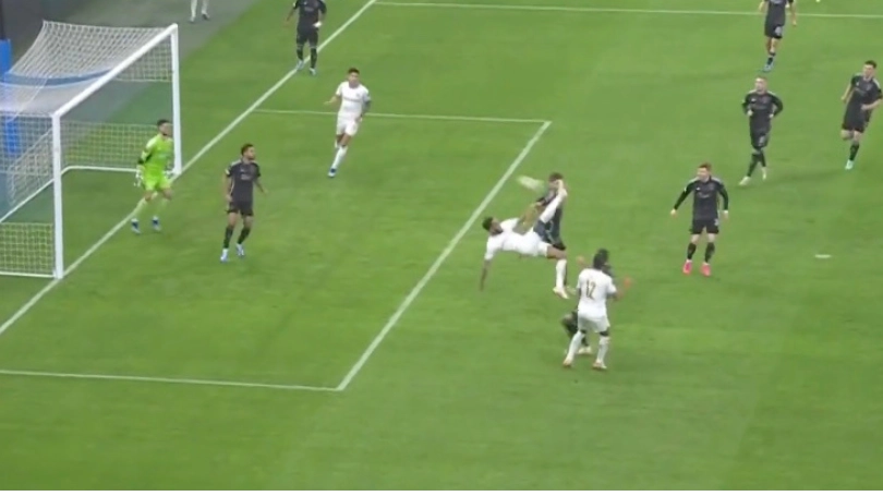 Aubameyang scores stunning overhead kick days after Garnacho wonder-strike, fans in agreement over which was better