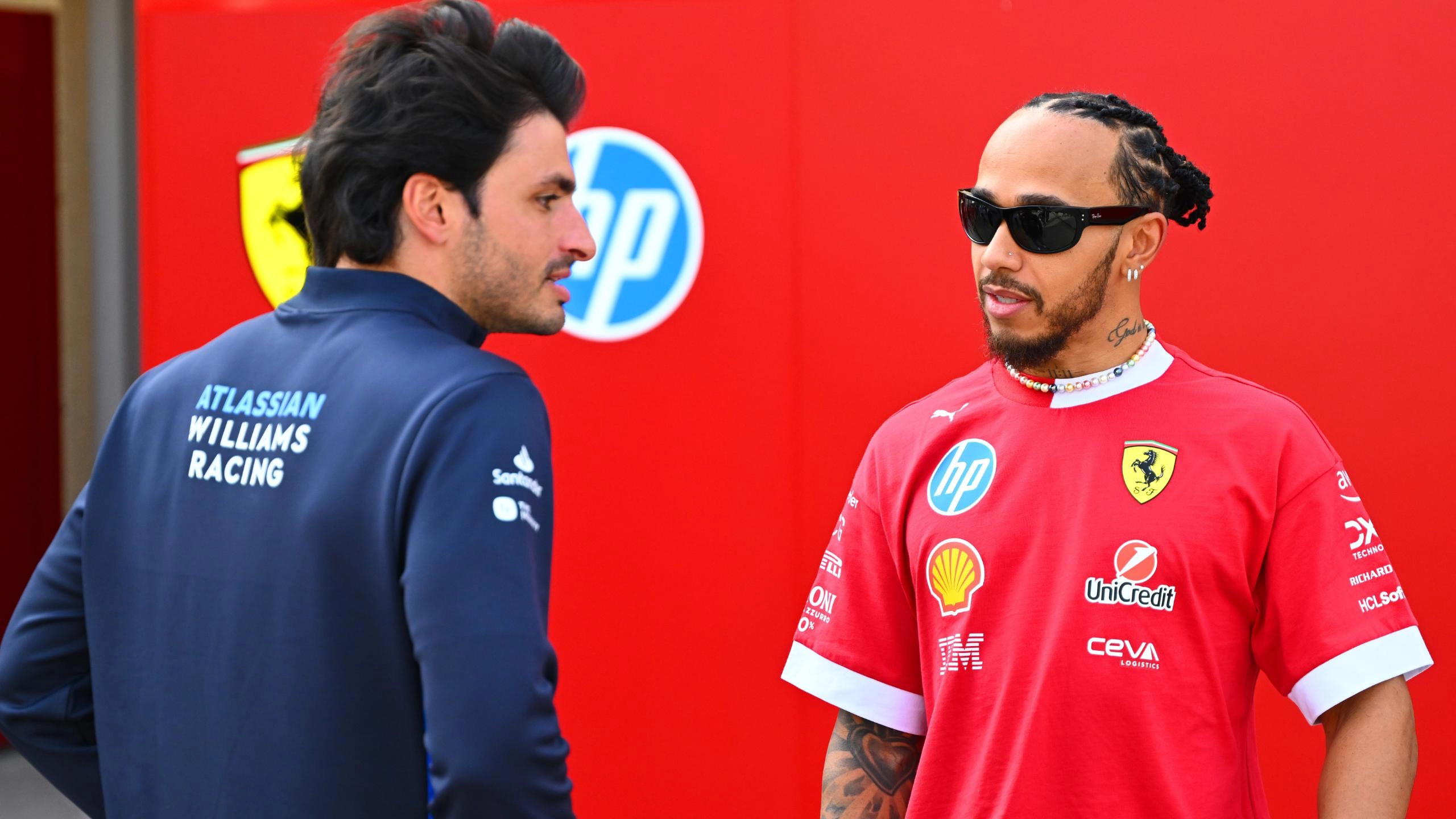 Carlos Sainz reveals huge favour he did for Lewis Hamilton after being replaced by F1 legend at Ferrari