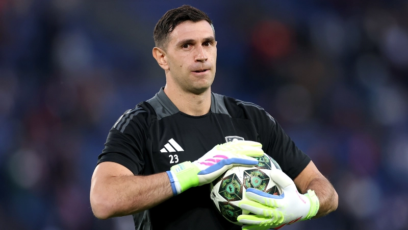 Why Emiliano Martinez is being booed every time he touches the ball for Aston Villa against PSG