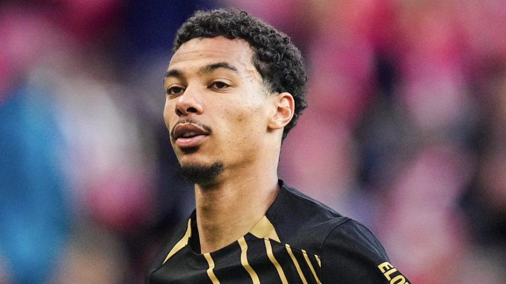 Hugo Ekitike faces awkward conversation with Mo Salah before even completing Liverpool transfer