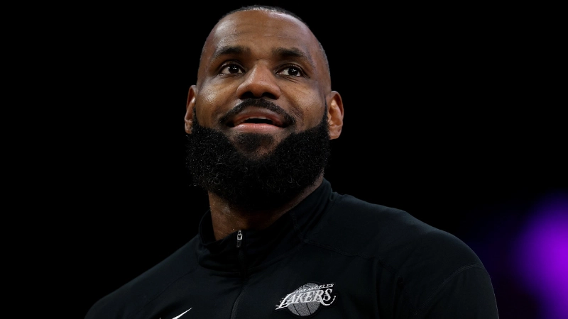 Lebron James called out by NBA legend for 'unprofessional move' before Lakers game and claims he should be fined