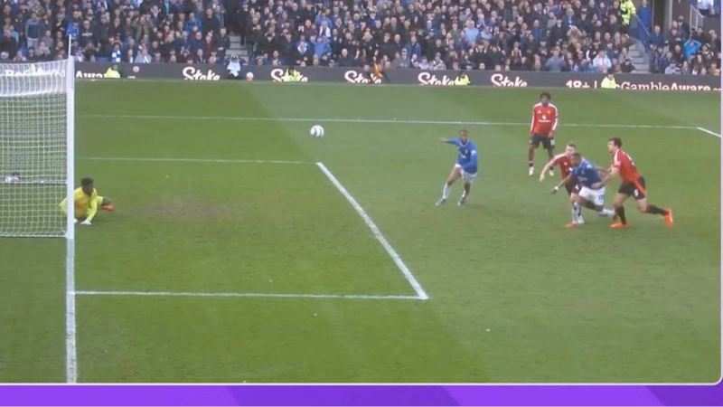 Fans are all making the same point after Everton denied last minute penalty against Man United
