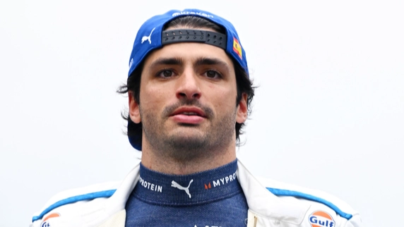 Fans call the FIA a 'joke' after seeing how much Carlos Sainz was fined for 'ridiculous' reason at Japanese Grand Prix