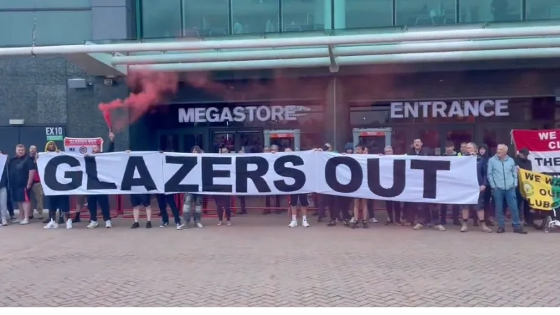 Manchester United fans block entrance to Megastore in protest against Glazer ownership