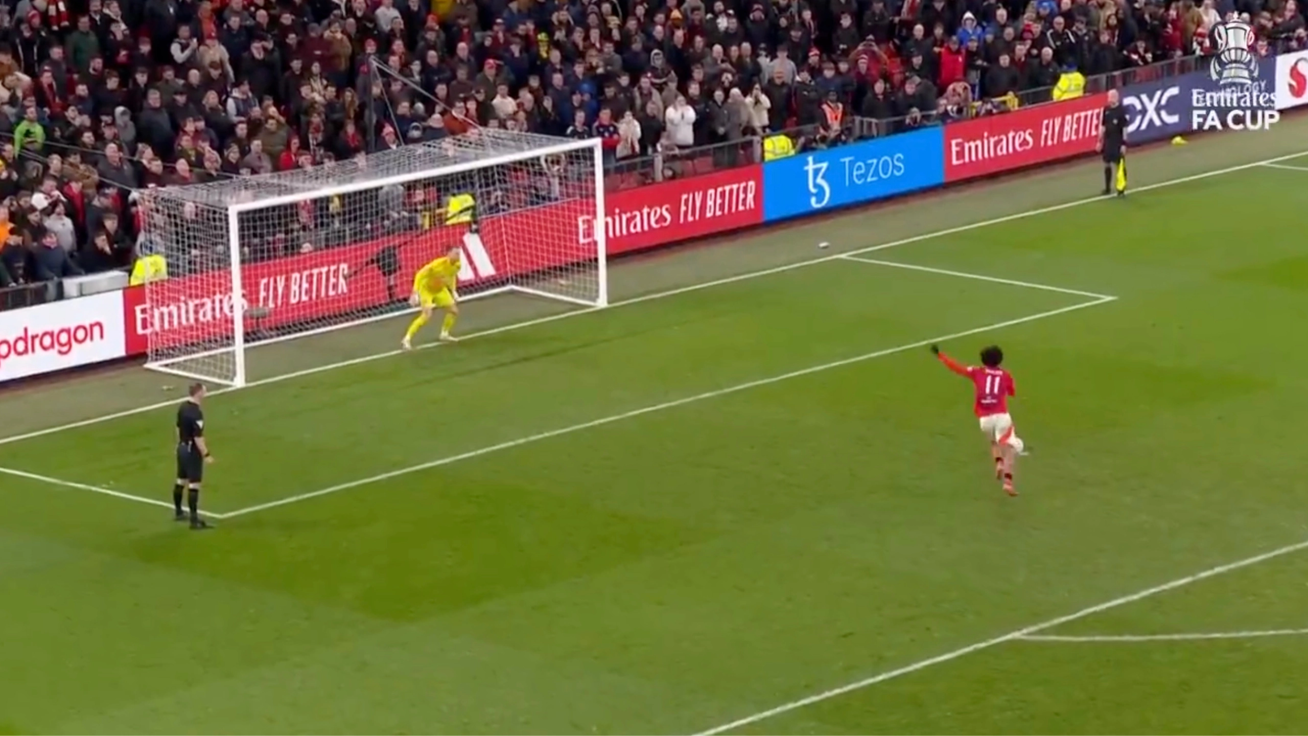 Darren Fletcher called out by Man Utd fans for what he did moments before Joshua Zirkzee penalty miss