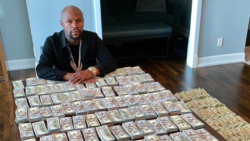 Floyd Mayweather showed journalist how much was in his bank account and he was blown away
