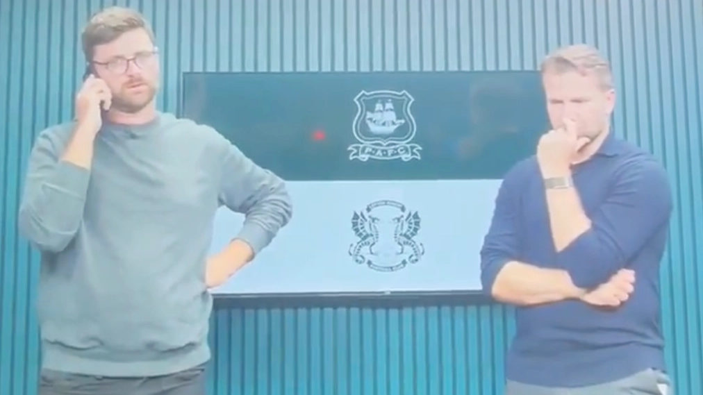 Bizarre Tom Cleverley clip accidentally broadcast by Plymouth as ex-Man Utd midfielder walks off set 
