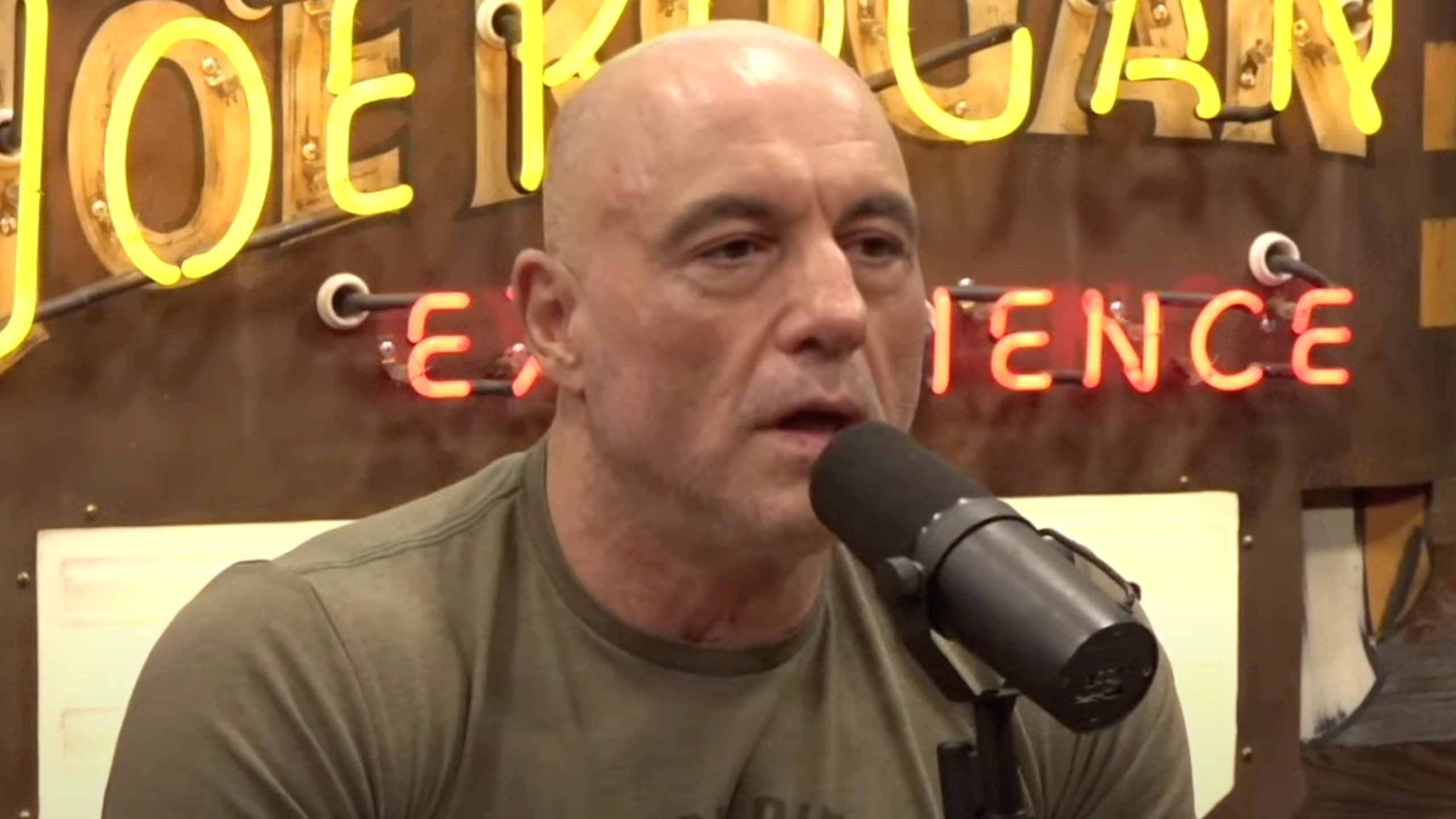 Joe Rogan makes 'f**king terrifying' claim about Jon Jones vs Tom Aspinall amid pull-out rumours
