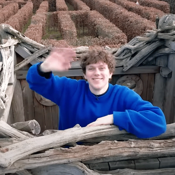 Man gets Uber Eats delivered to longest maze in UK to see if the delivery driver can successfully locate him