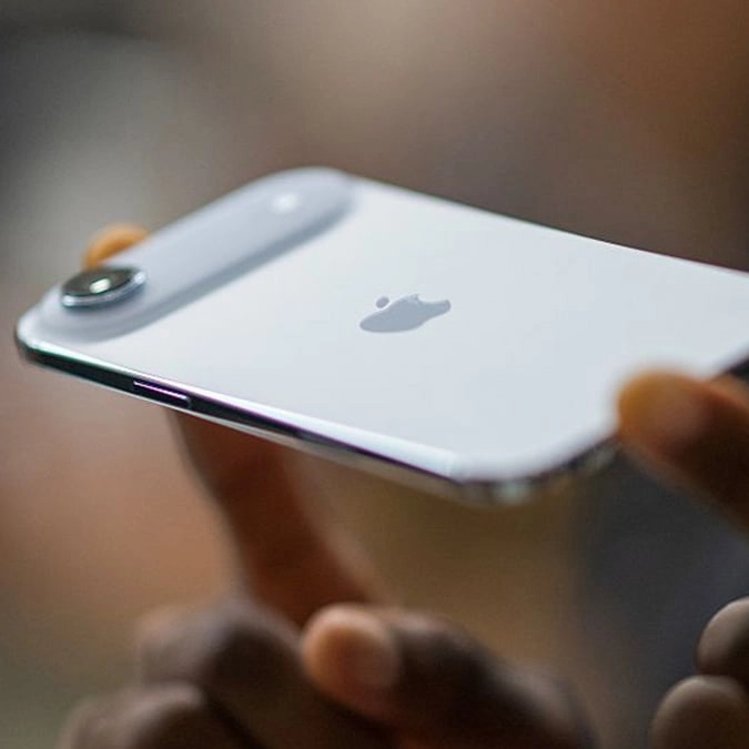 Tech experts try to 'break the iPhone Air' with bend test