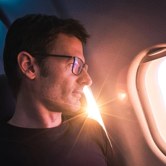 Men are 'raw-dogging' flights in the latest travel trend of the summer