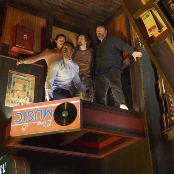 YouTuber goes against professional private investigator in escape room to see who's fastest