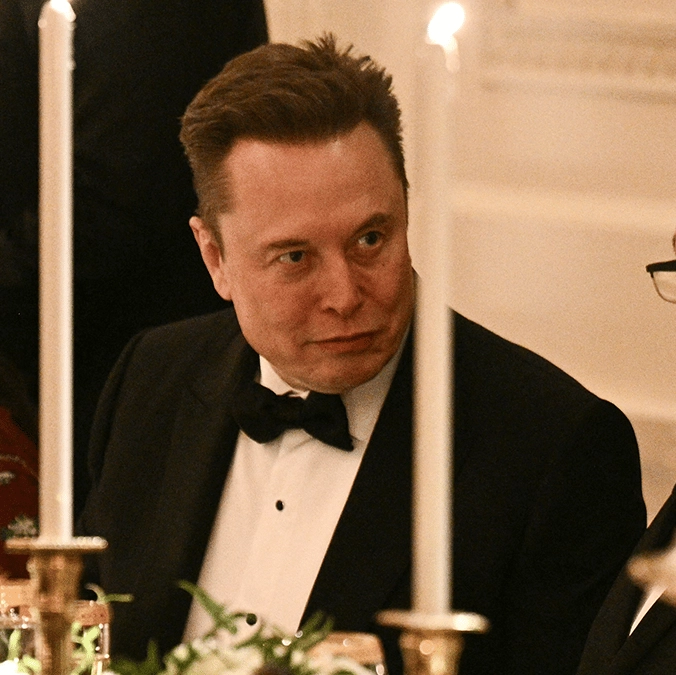 Elon Musk returns to White House following Trump feud as he takes selfie with unlikely friend