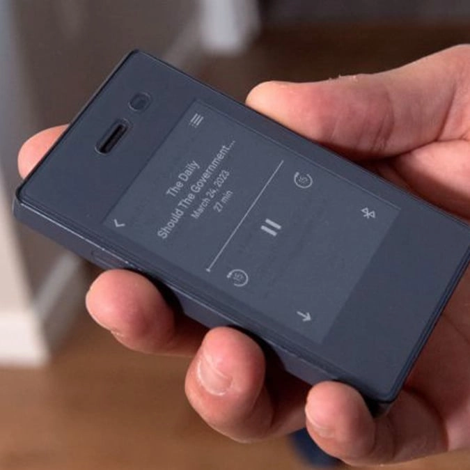 Thousands are switching to retro phones in new trend for a very important reason