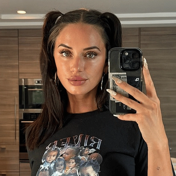 Influencer shares astonishing amount she earns monthly on Snapchat by posting her daily life