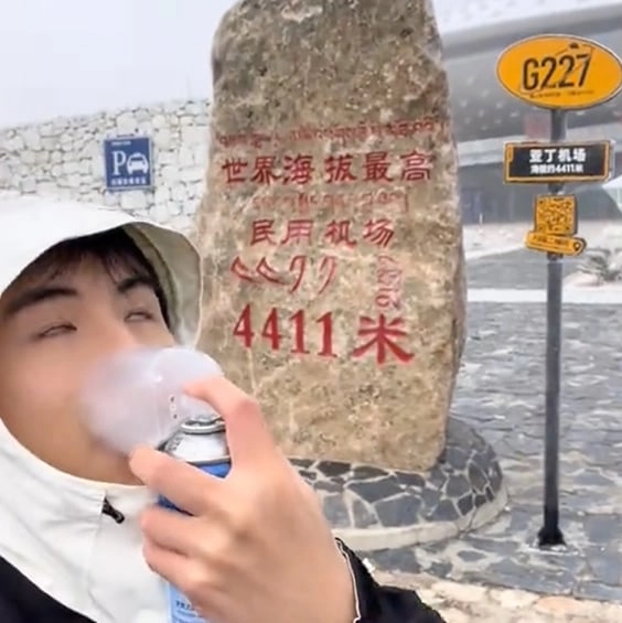World's highest airport where passengers have to use oxygen masks stands 14,000 ft tall