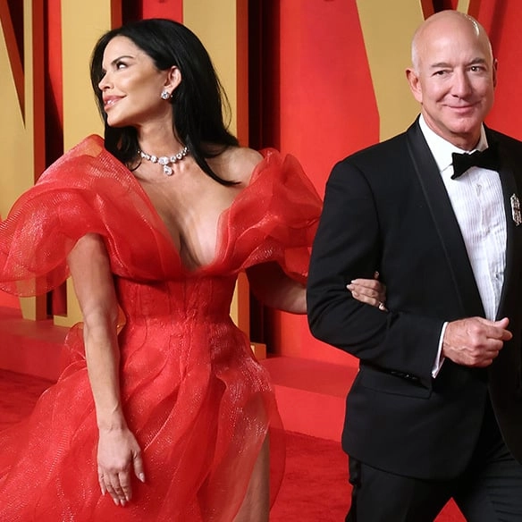 Jeff Bezos' fiancée Lauren Sánchez's flirty interaction with Leonardo DiCaprio went viral for how awkward it is