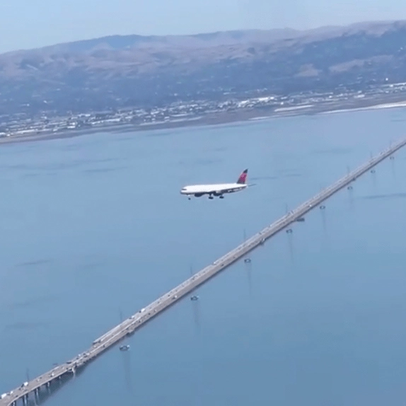 Video of motionless plane ‘stuck’ in the sky has people calling it a ‘glitch in the matrix’