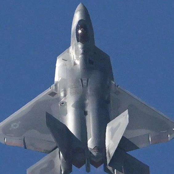 People captivated by footage of fighter aircraft ‘activating its cloaking device’