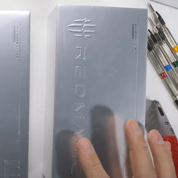 Man unboxes ‘smartphone from 2030’ and can’t get over how different the cameras are
