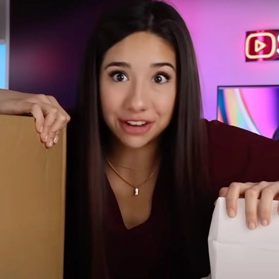 Woman gave random Apple Store employee $5,000 to make her a mystery box and she couldn't believe what was inside