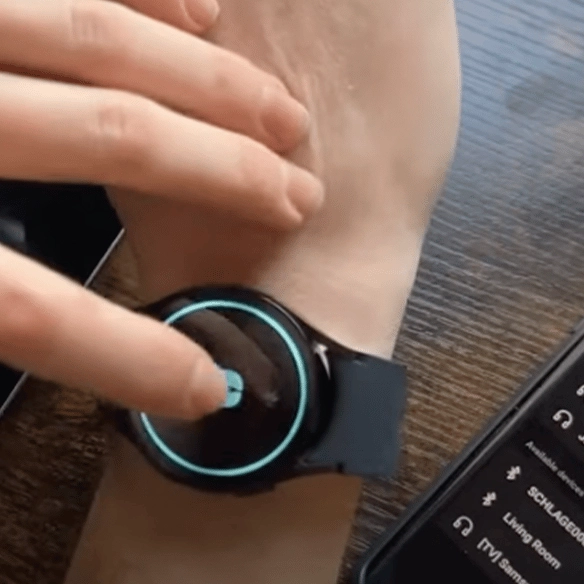 Free smartwatch app uses gesture tech to turn you into a human computer mouse