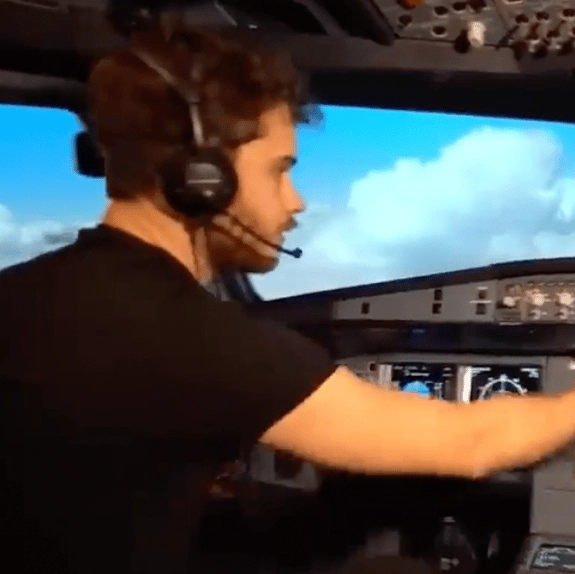 Guy with no flying experience simulates an emergency landing and people are blown away